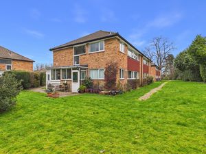 SIDE ASPECT & COMMUNAL GARDENS- click for photo gallery